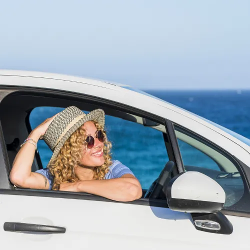 femme avec une voiture de location pour les vacances en guadeloupe